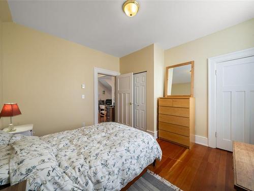 2-1028 Princess Ave, Victoria, BC - Indoor Photo Showing Bedroom