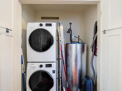 2-1028 Princess Ave, Victoria, BC - Indoor Photo Showing Laundry Room
