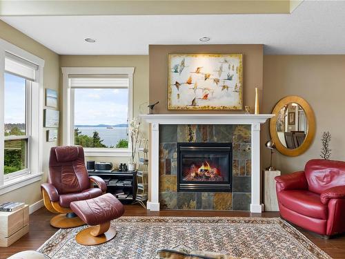B-100 Gifford Rd, Ladysmith, BC - Indoor Photo Showing Living Room With Fireplace