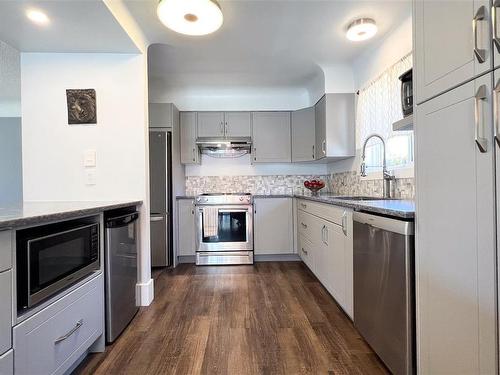 960 Walker St, Victoria, BC - Indoor Photo Showing Kitchen With Upgraded Kitchen