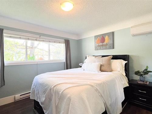 960 Walker St, Victoria, BC - Indoor Photo Showing Bedroom
