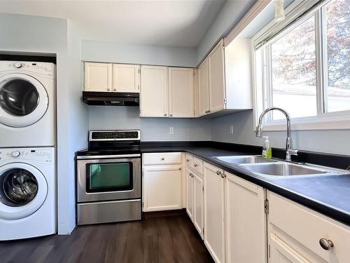 960 Walker St, Victoria, BC - Indoor Photo Showing Laundry Room