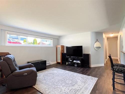 960 Walker St, Victoria, BC - Indoor Photo Showing Living Room