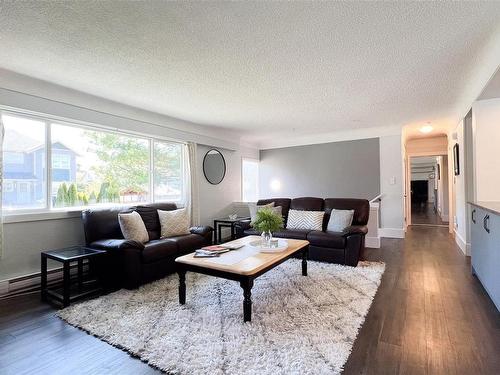960 Walker St, Victoria, BC - Indoor Photo Showing Living Room