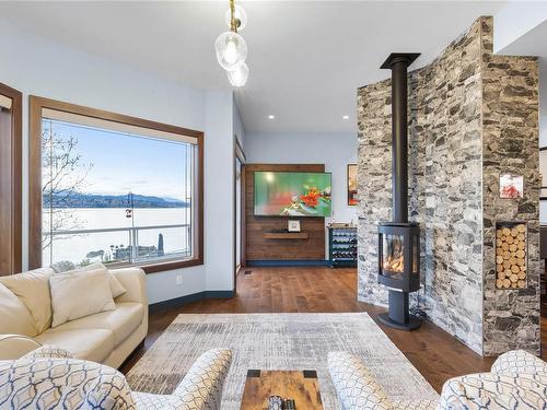 11680 Fairtide Rd, Ladysmith, BC - Indoor Photo Showing Living Room With Fireplace