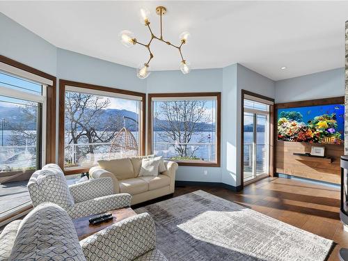 11680 Fairtide Rd, Ladysmith, BC - Indoor Photo Showing Living Room