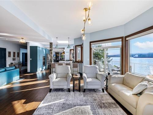 11680 Fairtide Rd, Ladysmith, BC - Indoor Photo Showing Living Room