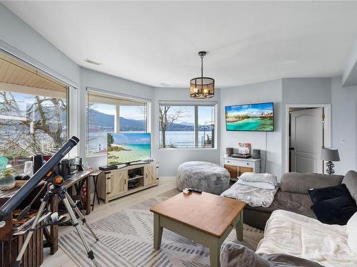 11680 Fairtide Rd, Ladysmith, BC - Indoor Photo Showing Living Room