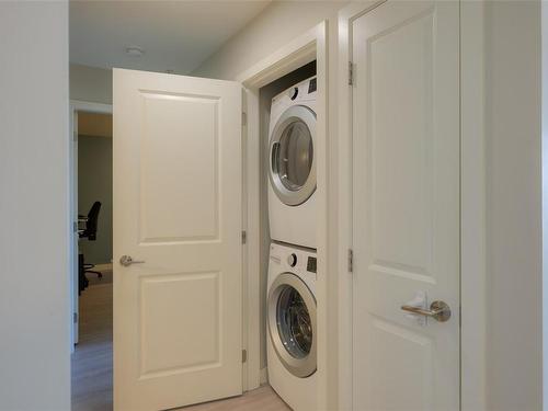 406-110 Presley Pl, View Royal, BC - Indoor Photo Showing Laundry Room