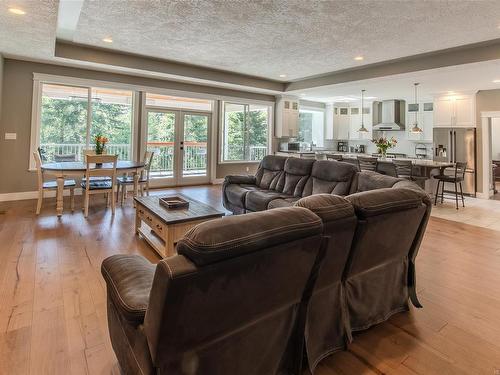 489 Mountain View Dr, Lake Cowichan, BC - Indoor Photo Showing Living Room