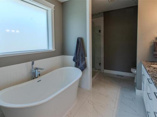 489 Mountain View Dr, Lake Cowichan, BC - Indoor Photo Showing Bathroom