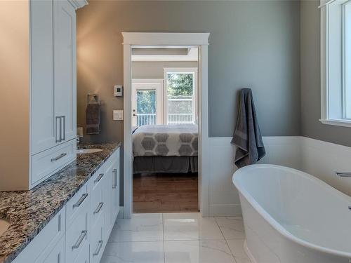 489 Mountain View Dr, Lake Cowichan, BC - Indoor Photo Showing Bathroom