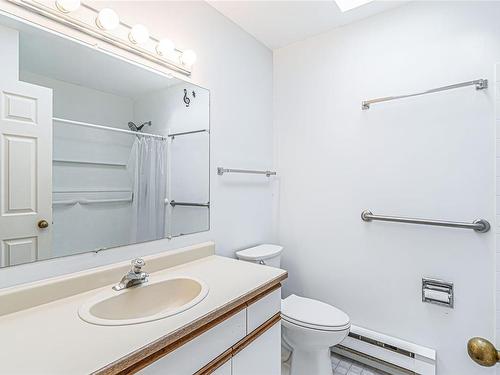 826 Rockland Rd, Nanaimo, BC - Indoor Photo Showing Bathroom