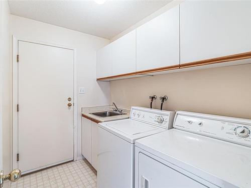 826 Rockland Rd, Nanaimo, BC - Indoor Photo Showing Laundry Room