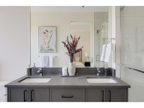 3150 Somerset St, Victoria, BC - Indoor Photo Showing Bathroom