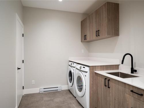 9344 Maryland Dr, Sidney, BC - Indoor Photo Showing Laundry Room