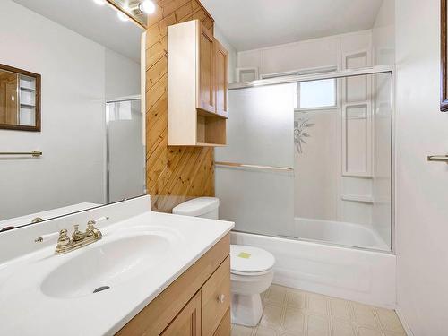728 Cambridge Cres, Kamloops, BC - Indoor Photo Showing Bathroom