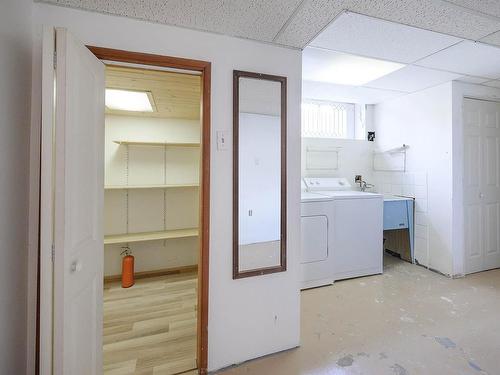 728 Cambridge Cres, Kamloops, BC - Indoor Photo Showing Laundry Room