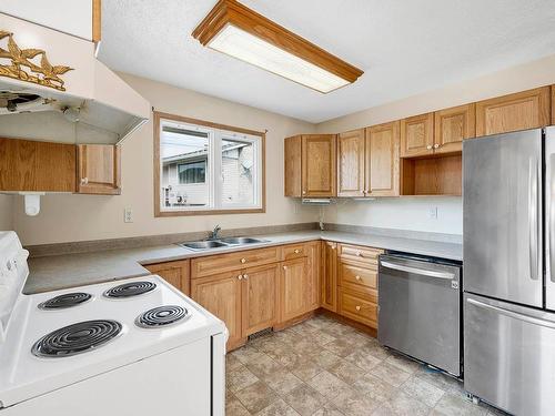 728 Cambridge Cres, Kamloops, BC - Indoor Photo Showing Kitchen With Double Sink