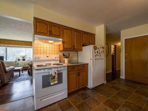 689 Schubert Drive, Kamloops, BC - Indoor Photo Showing Kitchen