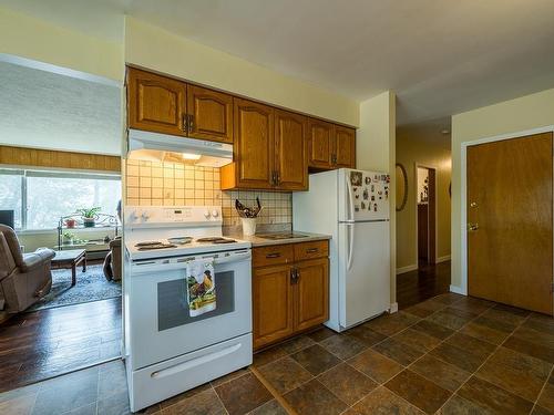 689 Schubert Drive, Kamloops, BC - Indoor Photo Showing Kitchen