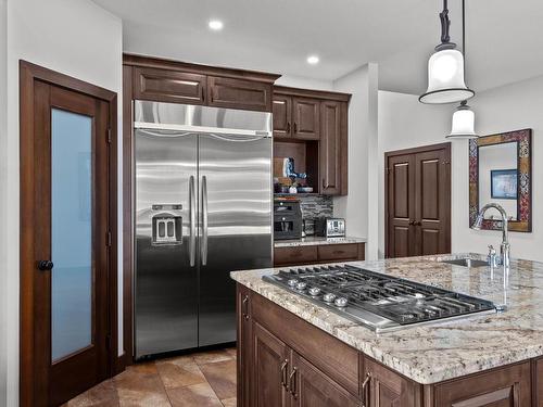 1006 Saddleback Crt, Kamloops, BC - Indoor Photo Showing Kitchen With Upgraded Kitchen