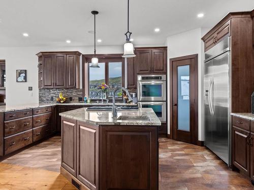 1006 Saddleback Crt, Kamloops, BC - Indoor Photo Showing Kitchen With Upgraded Kitchen