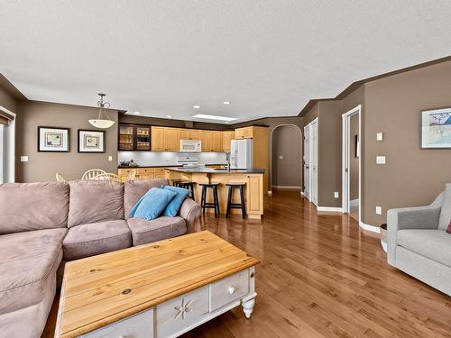 3639 Overlander Drive, Kamloops, BC - Indoor Photo Showing Living Room