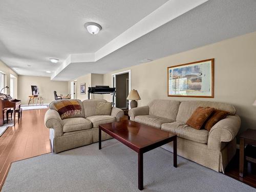 3639 Overlander Drive, Kamloops, BC - Indoor Photo Showing Living Room
