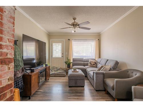 940 Nelson Avenue, Trail, BC - Indoor Photo Showing Living Room