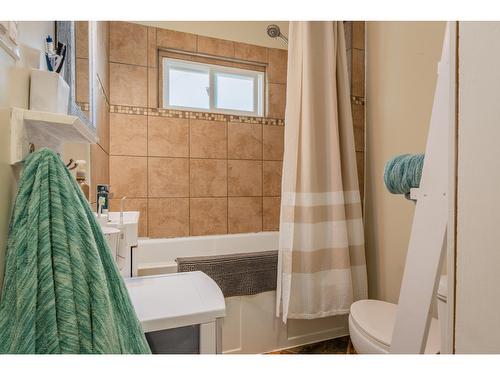 940 Nelson Avenue, Trail, BC - Indoor Photo Showing Bathroom