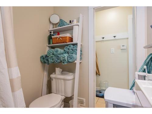940 Nelson Avenue, Trail, BC - Indoor Photo Showing Bathroom