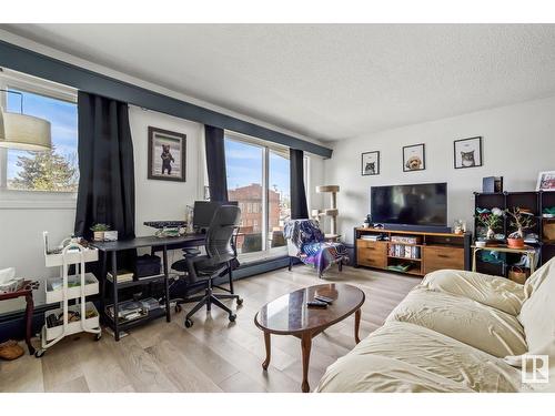 11155 101 St Nw, Edmonton, AB - Indoor Photo Showing Living Room