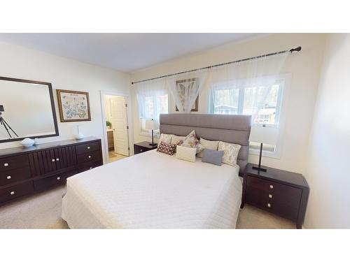 7581 Pioneer Avenue, Radium Hot Springs, BC - Indoor Photo Showing Bedroom