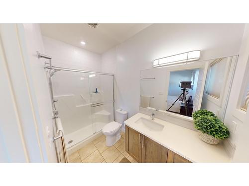 7581 Pioneer Avenue, Radium Hot Springs, BC - Indoor Photo Showing Bathroom