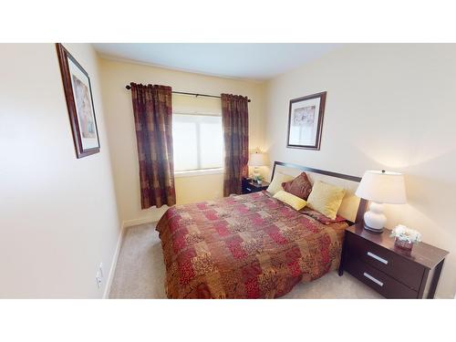 7581 Pioneer Avenue, Radium Hot Springs, BC - Indoor Photo Showing Bedroom