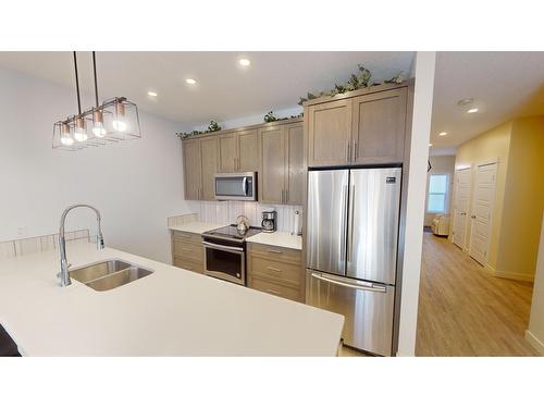 7581 Pioneer Avenue, Radium Hot Springs, BC - Indoor Photo Showing Kitchen With Double Sink With Upgraded Kitchen