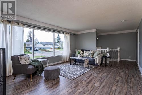 1321 Kellogg Avenue, Prince George, BC - Indoor Photo Showing Living Room