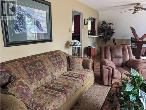 7680 Mountain Drive Lot# 23, Anglemont, BC - Indoor Photo Showing Living Room