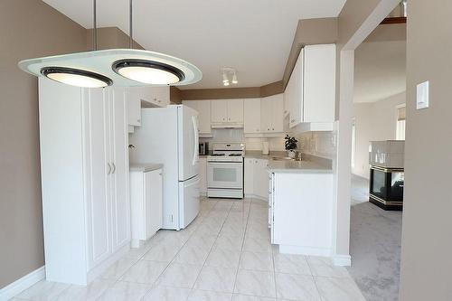 1 Red Haven Drive, Grimsby, ON - Indoor Photo Showing Kitchen With Double Sink