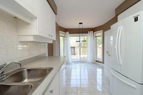 1 Red Haven Drive, Grimsby, ON - Indoor Photo Showing Kitchen