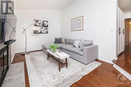 1454 Shawinigan Street, Ottawa, ON - Indoor Photo Showing Living Room