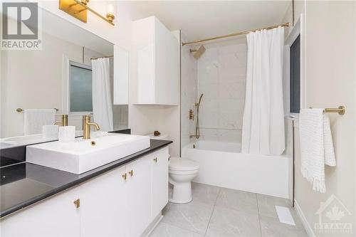 Lavish ensuite with a large soaker tub. - 1454 Shawinigan Street, Ottawa, ON - Indoor Photo Showing Bathroom