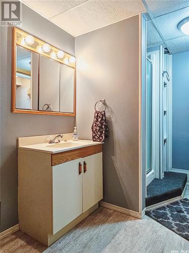 214 7Th Avenue W, Rosetown, SK - Indoor Photo Showing Bathroom