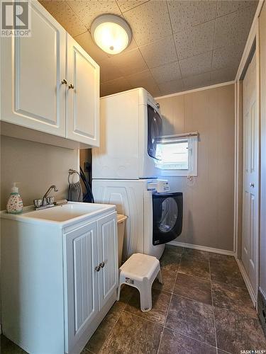 214 7Th Avenue W, Rosetown, SK - Indoor Photo Showing Laundry Room