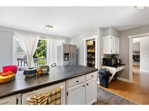 2428 12Th Avenue, Castlegar, BC - Indoor Photo Showing Kitchen