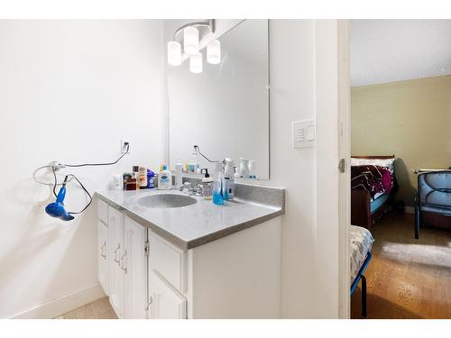 2428 12Th Avenue, Castlegar, BC - Indoor Photo Showing Bathroom