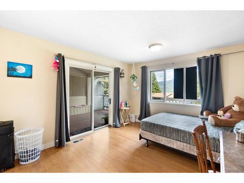 2428 12Th Avenue, Castlegar, BC - Indoor Photo Showing Bedroom