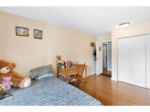 2428 12Th Avenue, Castlegar, BC - Indoor Photo Showing Bedroom