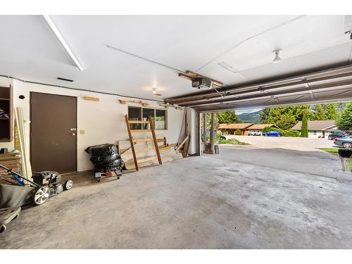 2428 12Th Avenue, Castlegar, BC - Indoor Photo Showing Garage